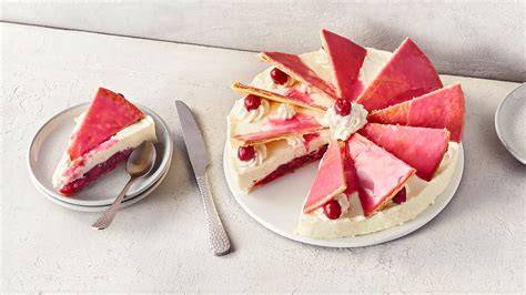Fertige Holländer Kirschtorte mit Anschnitt