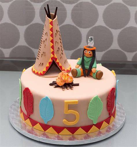 Fertige Indianer Torte mit Fondant und bunter Dekoration