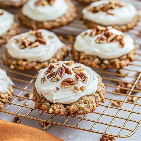 Fertige Karotten-Haferflocken-Kekse mit Frosting und Walnüssen