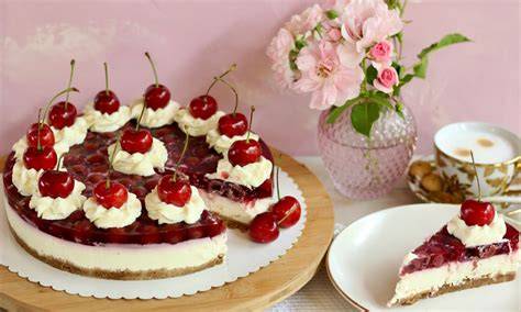 Fertige Kirsch Quark Torte mit Sahnetupfen und frischen Kirschen