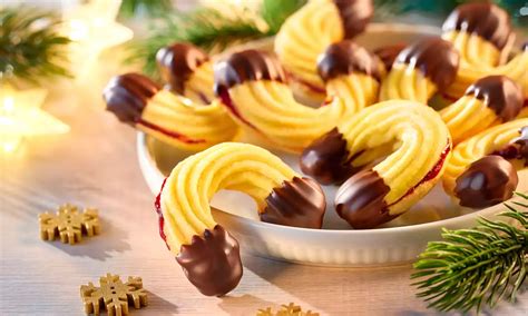 Fertige Linzer Kipferl auf einem festlichen Teller