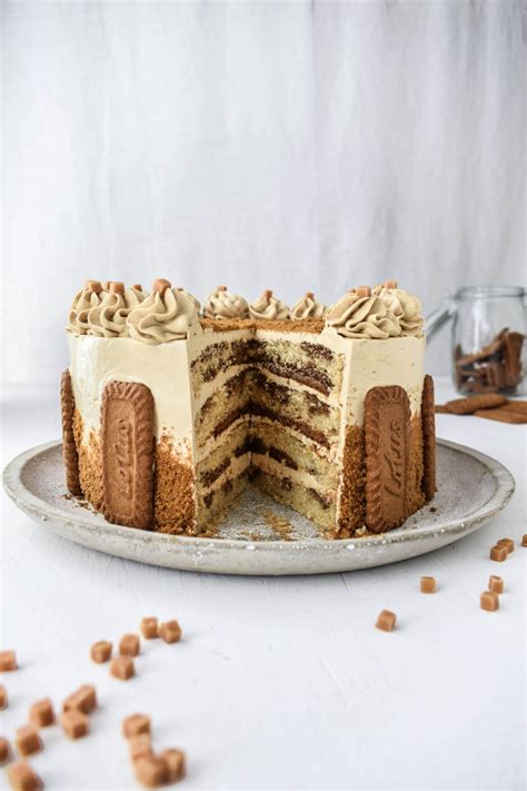 Fertige Lotus Torte mit Mascarpone aufgeschnitten, nah aufgenommen