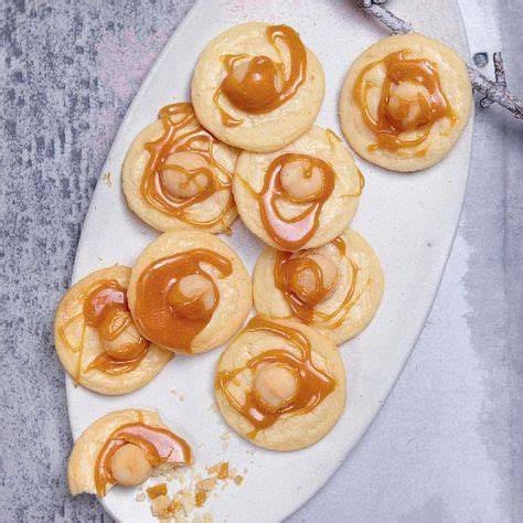 Fertige Macadamia Karamell Plätzchen mit Meersalzflocken und Karamellsoße