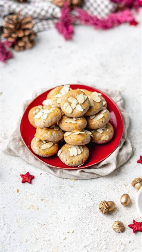 Fertige Marzipan Knöpfe angerichtet auf weihnachtlichem Teller
