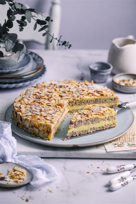 Fertige Marzipan Mandeltorte mit Sahnetuffs und Mandelsplittern dekoriert