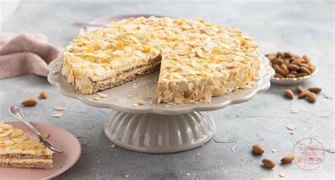 Fertige Marzipantorte mit gerösteten Mandeln