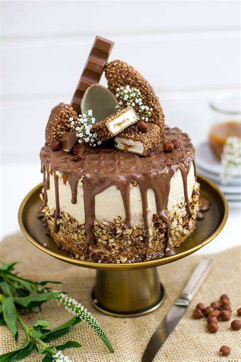 Fertige Maxi King Torte mit Schokoladentropfen und Kinder Süßigkeiten dekoriert