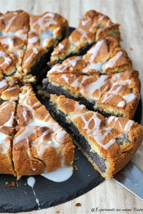 Fertige Mohn-Pudding-Schnecken mit Streuseln und Glasur
