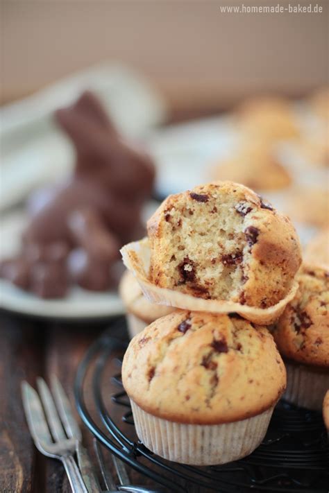 Fertige Muffins mit Puderzuckerguss