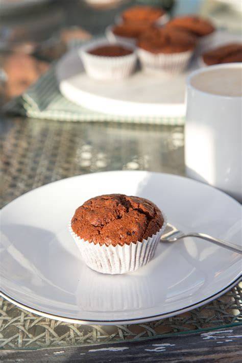 Fertige Muffins mit salzigem Karamellkern und goldbraunem Topping