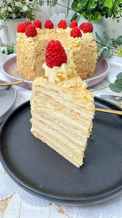 Fertige Napoleon Torte mit typischer Krümeldekoration auf elegantem Teller