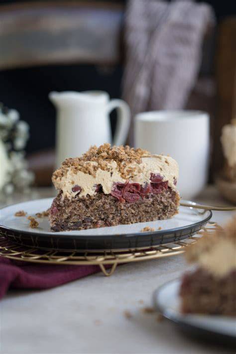 Fertige Nuss-Mokka-Torte mit Kirschen