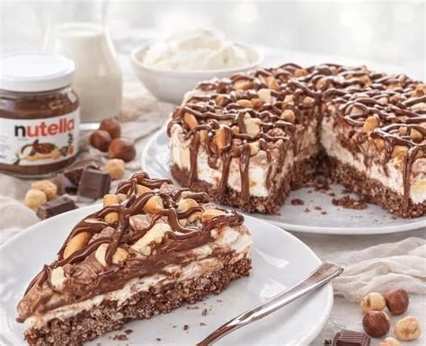 Fertige Nutella Mascarpone Torte auf Teller, angeschnitten