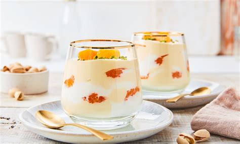 Fertige Orangenspiegel Desserts im Glas mit Orangenfilets dekoriert