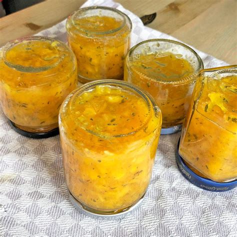 Fertige Pfirsich-Thymian-Marmelade in Gläsern