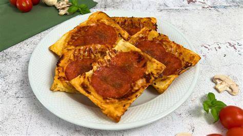 Fertige Pizzastücke auf einem Teller als Kalorienquelle