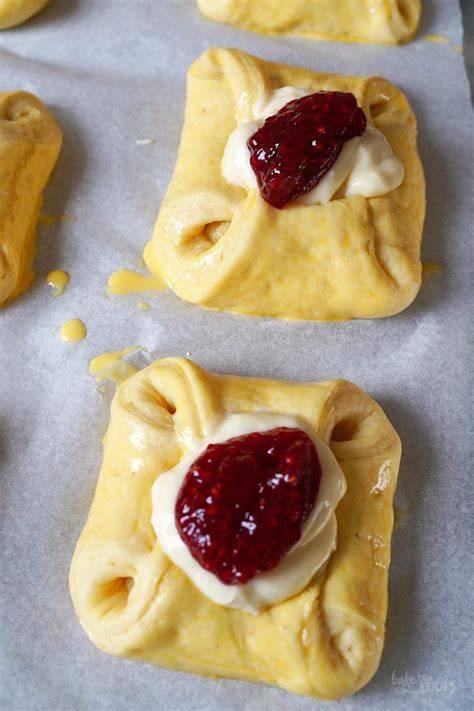 Fertige Plunderteilchen mit Pudding und Marmelade
