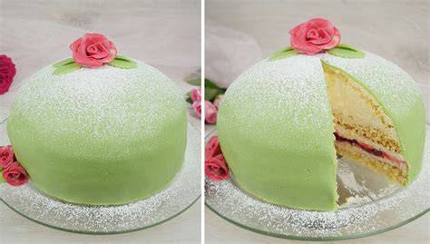 Fertige Prinzessinnentorte mit grüner Marzipandecke und Rosen