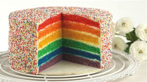 Fertige Regenbogentorte mit Fondant- und Smarties-Deko