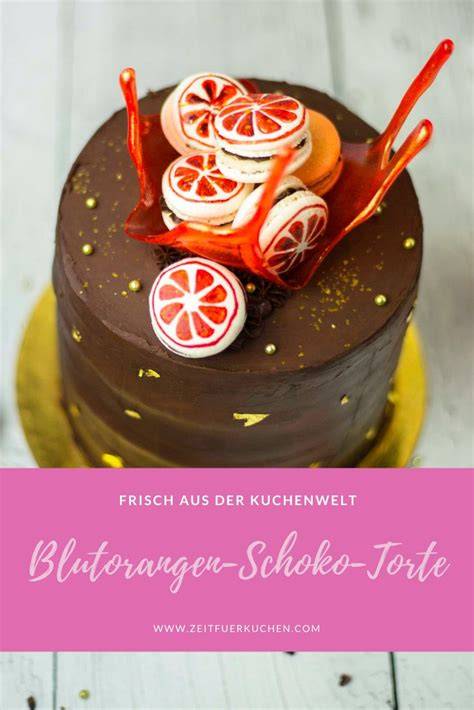 Fertige Schoko Blutorangen Torte mit Zitronen- und Orangenscheiben dekoriert