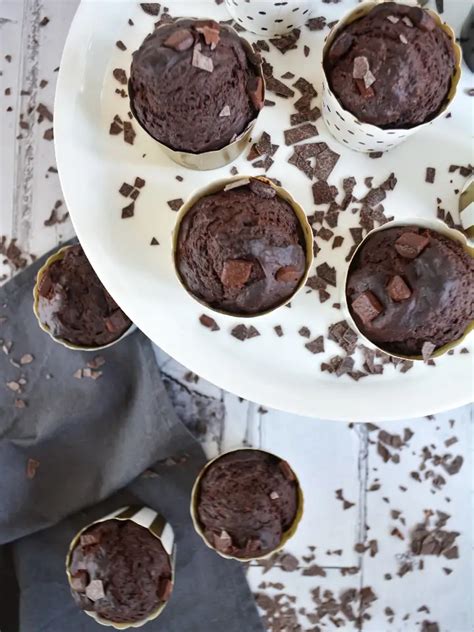 Fertige Schoko-Bananen-Muffins, angerichtet