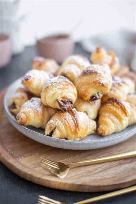 Fertige Schoko-Croissants, angerichtet mit Kaffee und Beeren