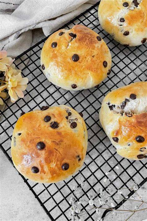 Fertige Schokobrötchen auf Kuchengitter, frisch gebacken