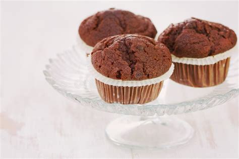 Fertige Schokoladenmuffins auf Teller
