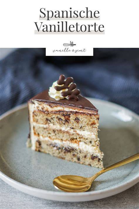 Fertige Spanische Vanilletorte mit Marzipanblüten und Schokolade verziert