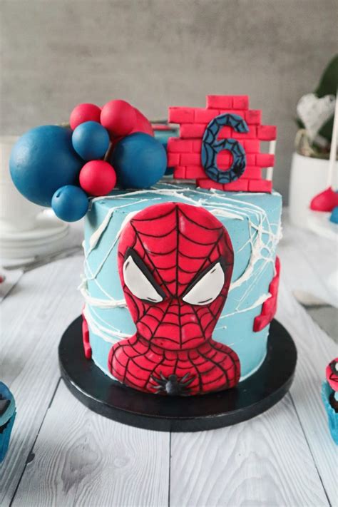 Fertige Spiderman Torte mit Cake Pops und Cupcakes