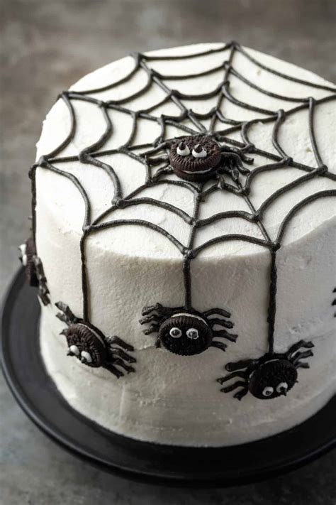 Fertige Spinnen-Torte mit Cake Pop-Spinne mittig