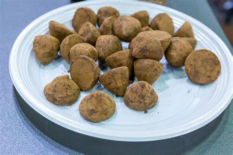 Fertige Tartufo-Halbkugeln mit Kakaopulver bestäubt