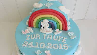 Fertige Tauftorte mit Regenbogen und Dekoration