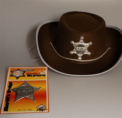 Fertige The Walking Dead Gehirn-Torte mit Bluteffekten und Sheriffstern aus Fondant