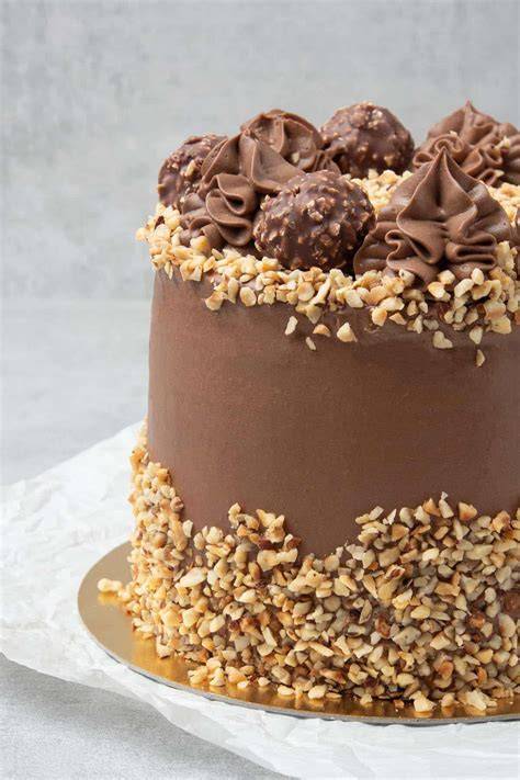 Fertige Torte mit Rocher Halbkugeln, Drip und Krokant