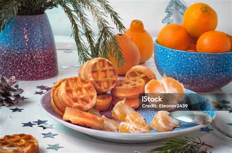 Fertige Waffeln mit Mandarinen auf einer hübschen Servierplatte