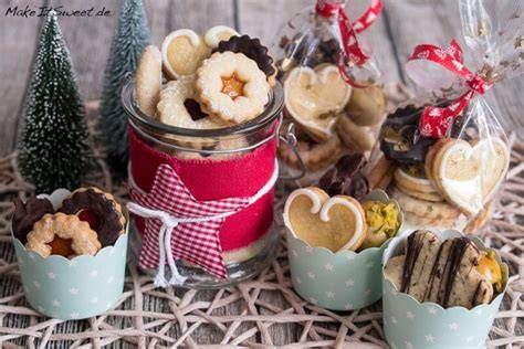 Fertige Weihnachtsplätzchen liebevoll verpackt als Geschenk