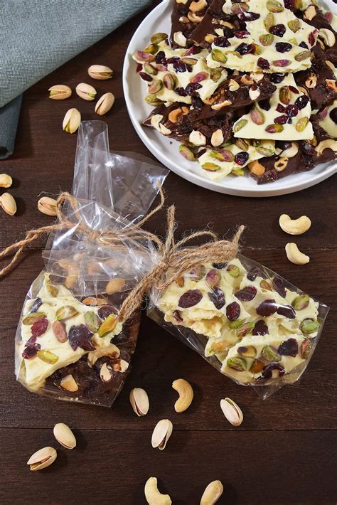 Fertige bunte Bruchschokolade mit Toppings