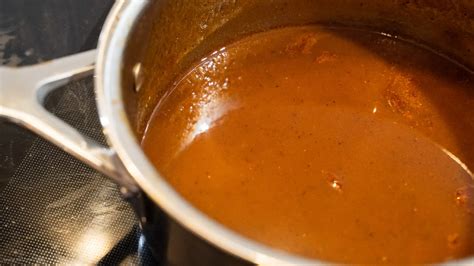 Fertige dunkle Bratensauce im Topf, glänzend montiert