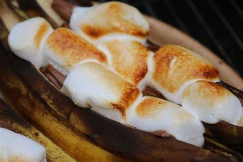 Fertige gefüllte Bananen vor dem Grillen