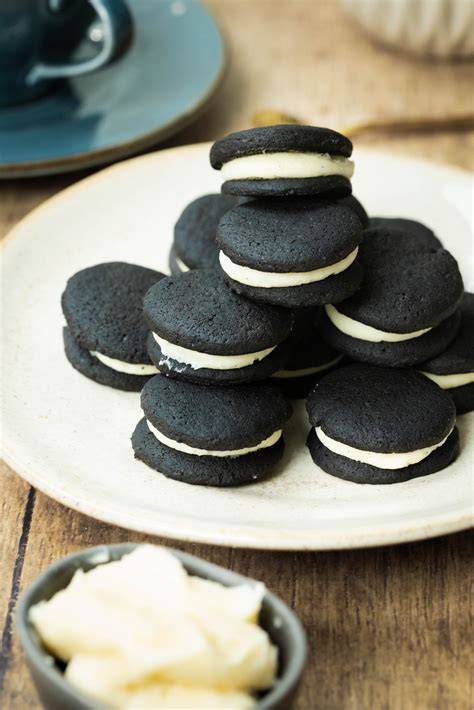 Fertige selbstgemachte Oreo Kekse auf einem Teller