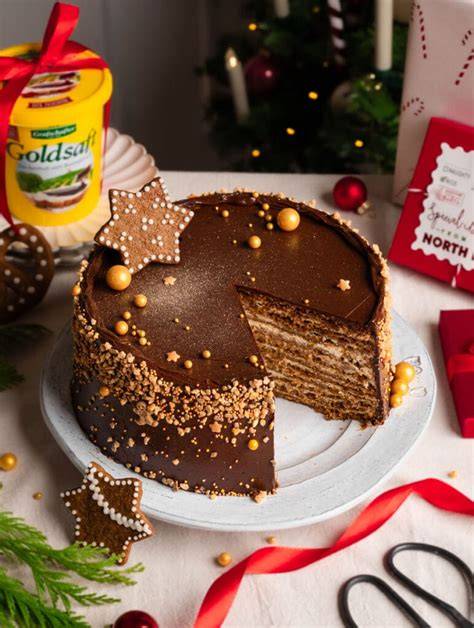 Fertige vegane Lebkuchentorte mit Rosmarintännchen und bunter Deko