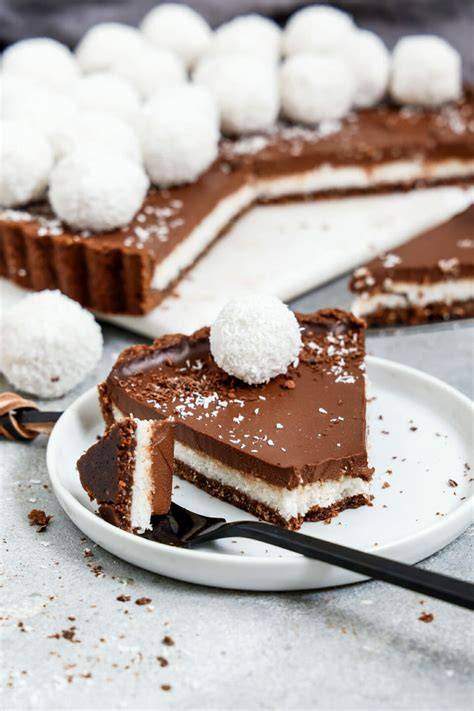 Fertige vegane Schoko-Birnen-Tarte angerichtet auf Herbsttisch