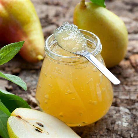 Fertige weihnachtliche Birnenmarmelade im Glas