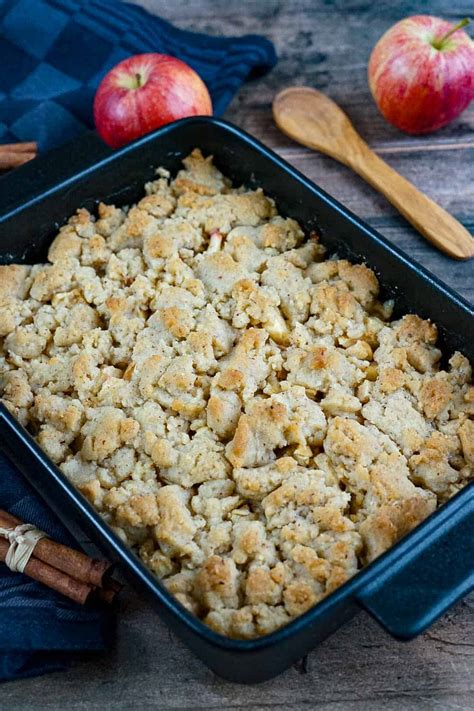 Fertiger Apfel-Crumble mit goldbraunen Streuseln