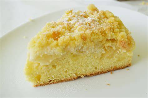 Fertiger Apfel-Streuselkuchen - serviert mit Vanilleeis