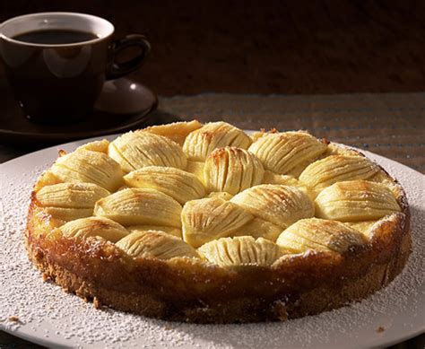 Fertiger Apfelkuchen aufgeschnitten, serviert mit Kaffee