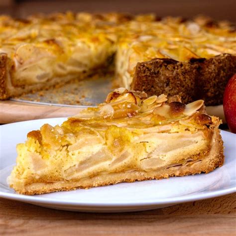Fertiger Apfelkuchen mit Marzipan, Anschnitt und Puderzucker
