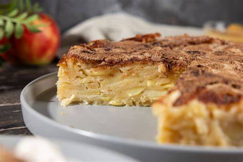 Fertiger Apfelkuchen mit Zimt und Zucker