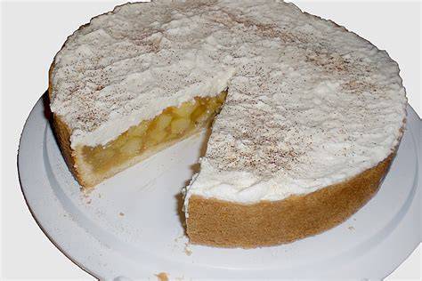 Fertiger Apfelkuchen mit goldgelber Sahnehaube auf einem Gitter